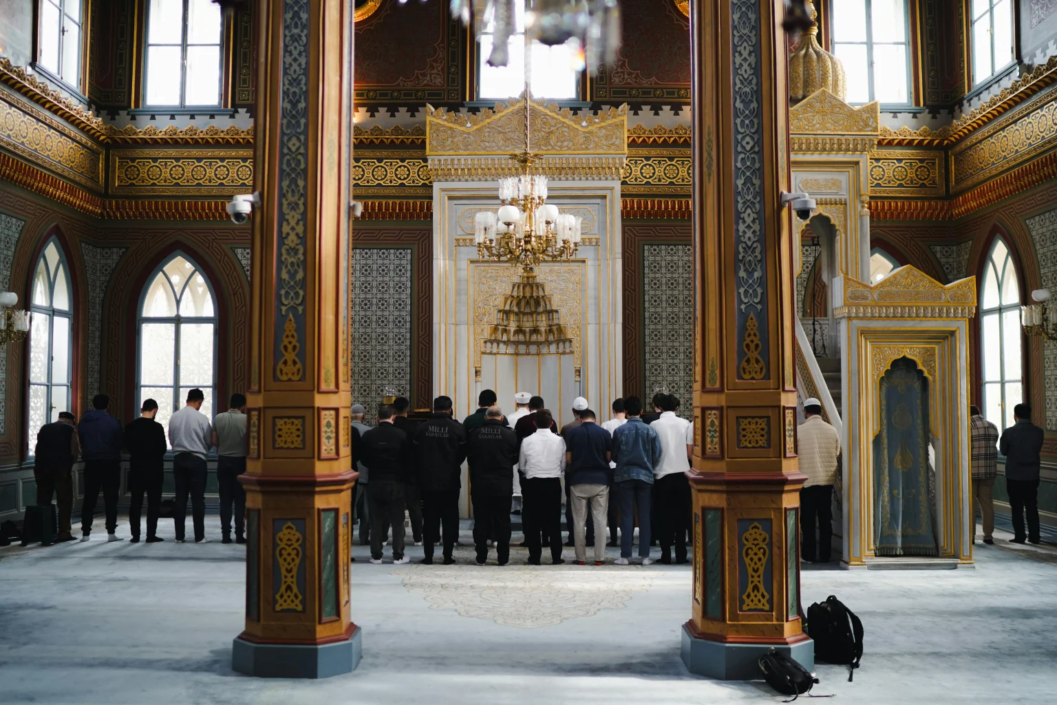 Namaz muškarca i žene koji klanjaju sami